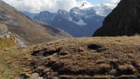 Paisaje-Primitivo-Montañoso-Y-Valle-Profundo-En-Temporada-De-Verano,-Col-De-L&#39;iseran-En-Francia