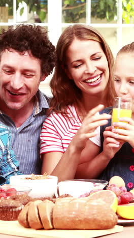 familia feliz desayunando juntos