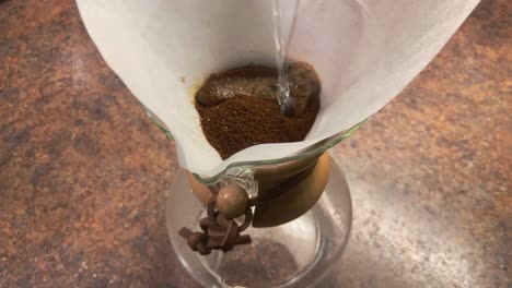 Slowmotion-shot-of-blooming-coffee-in-a-Chemex-coffee-maker