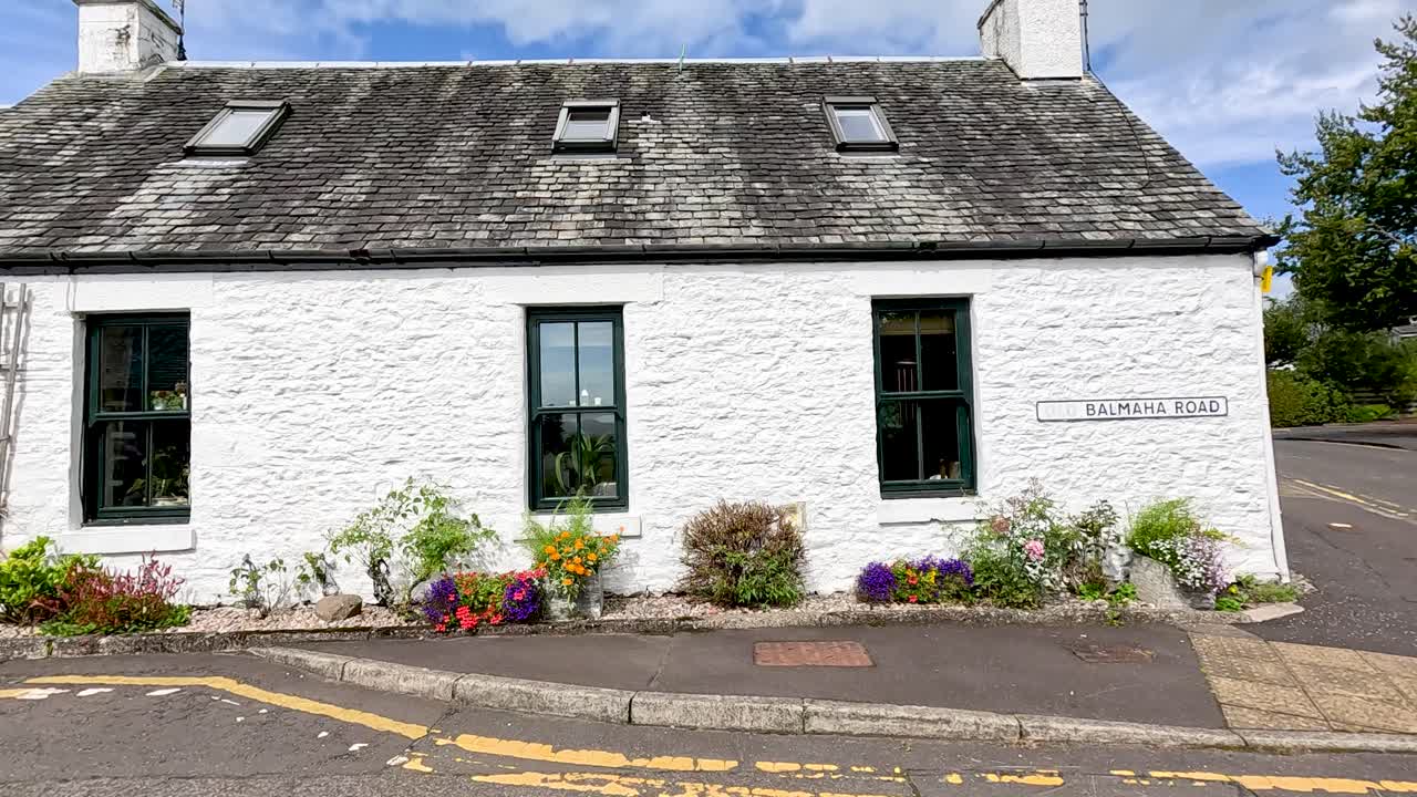 el coche llega a la entrada de la destilería de glengoyne.