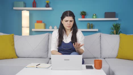la mujer que se enojó por lo que vio en la computadora portátil.