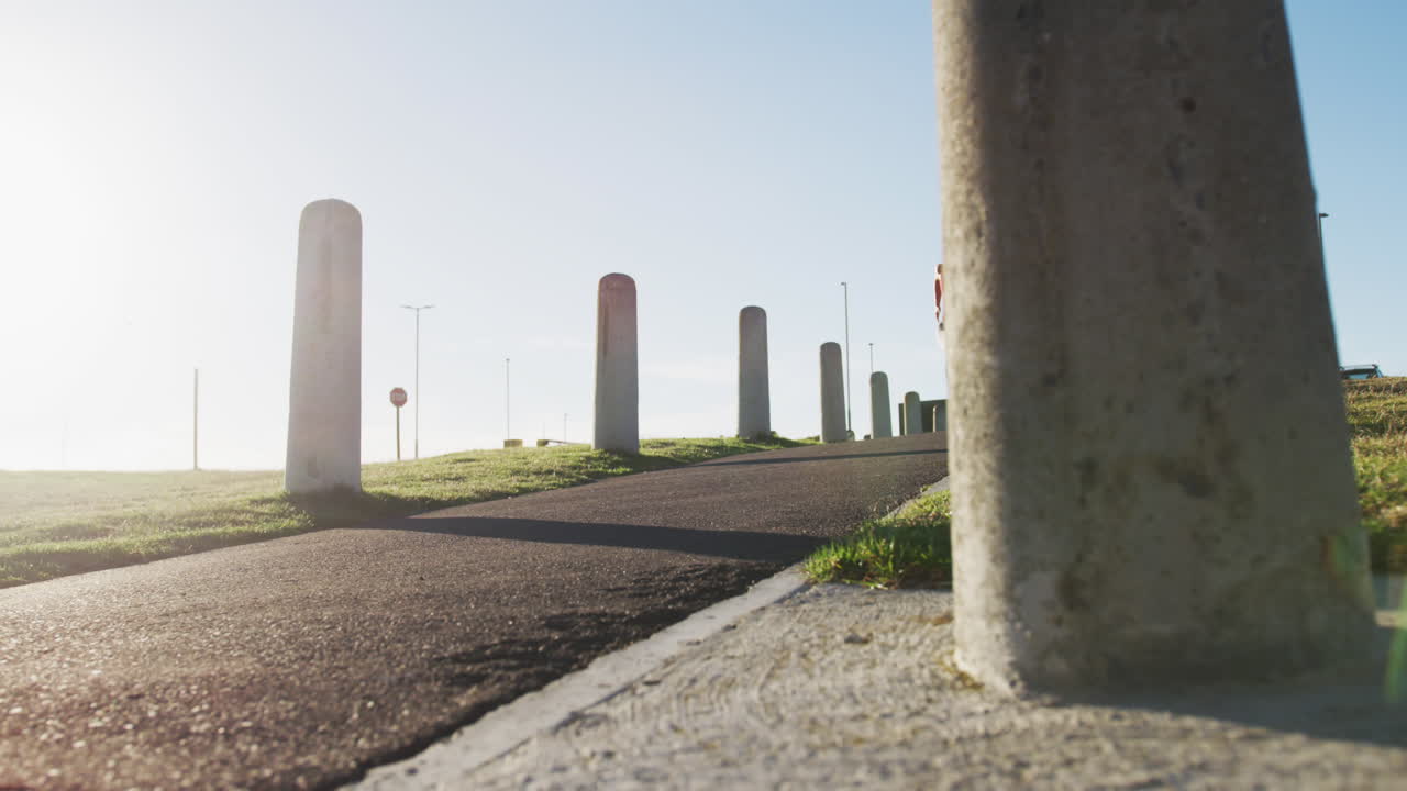 афроамериканка в спортивной одежде, бегущая в парке в солнечный день
