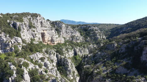 Ravin-Des-Arcs-Trail-Mit-Pic-Saint-Loup-Berg-Im-Hintergrund-Luftbild