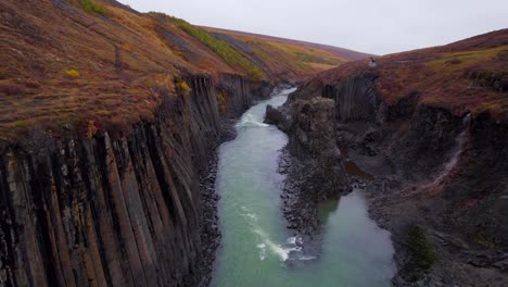 Cañón-De-Roca-Basáltica-Stuðlagil-En-Islandia-En-Otoño