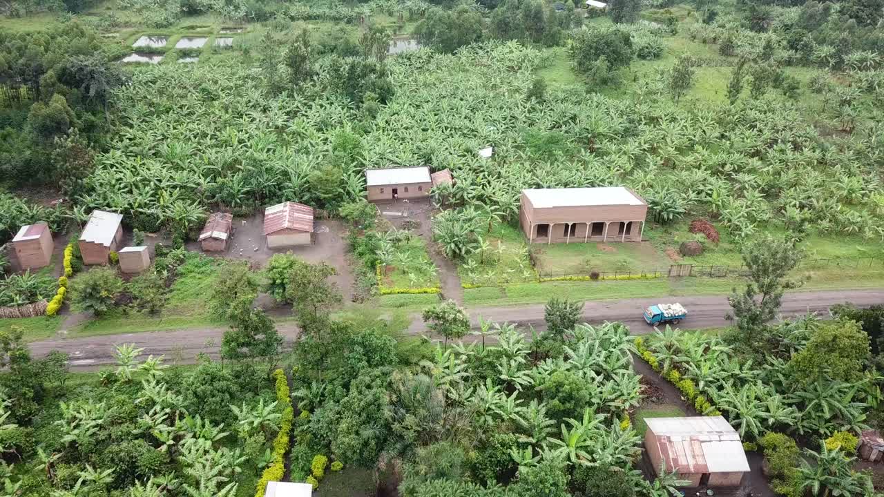 camión que pasa por un camino de tierra en las montañas de rwenzori, uganda
