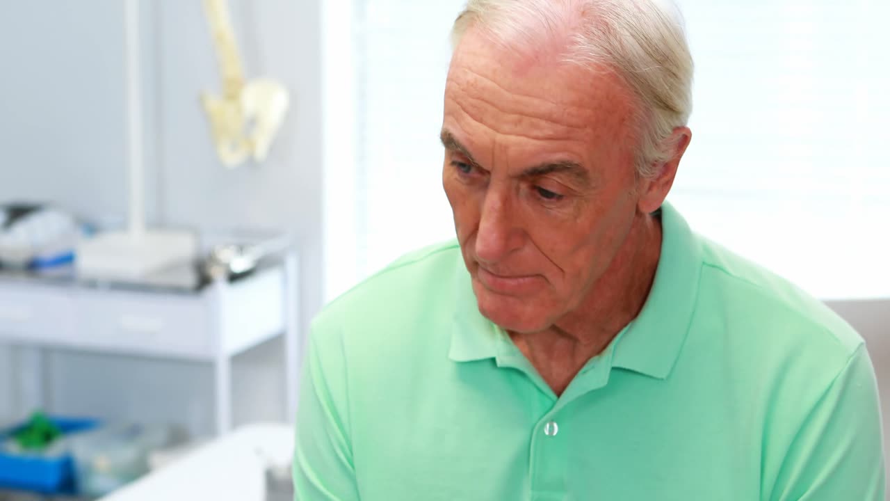 Uomo anziano seduto in ospedale