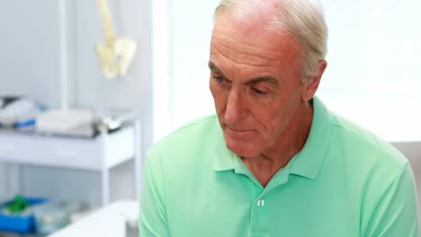 hombre mayor sentado en el hospital