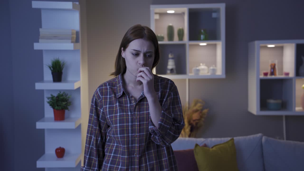 la mujer estresada entra en pánico y se pone nerviosa dentro de la casa.