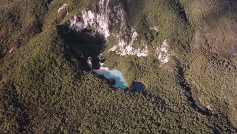 Lago-Del-Cráter-En-La-Reserva-Escénica-De-La-Montaña-Del-Arco-Iris-En-Waiotapu,-Nueva-Zelanda