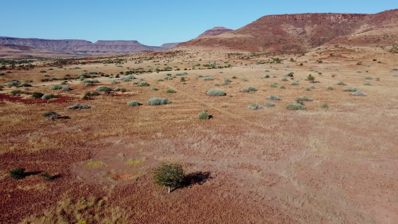 escénico paisaje aéreo del árido desierto de damaraland del norte de namibia-4