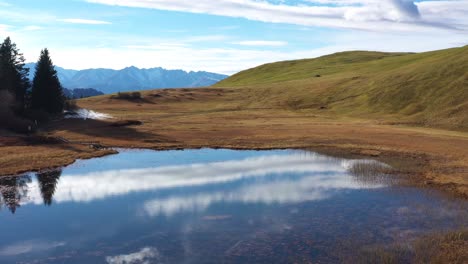 lago de montaña en los alpes suizos