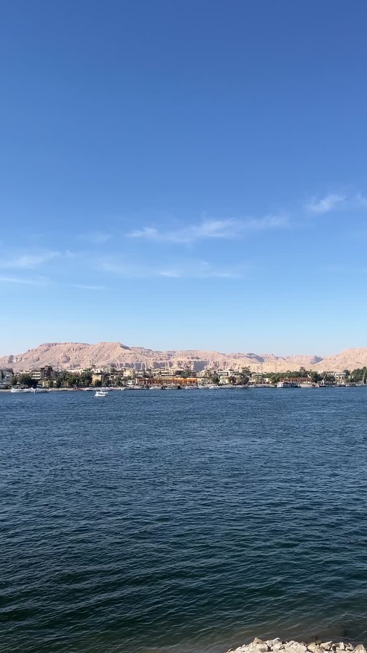 una vista de un mar lleno de barcos, disparado de cerca