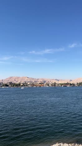 una vista de un mar lleno de barcos, disparado de cerca