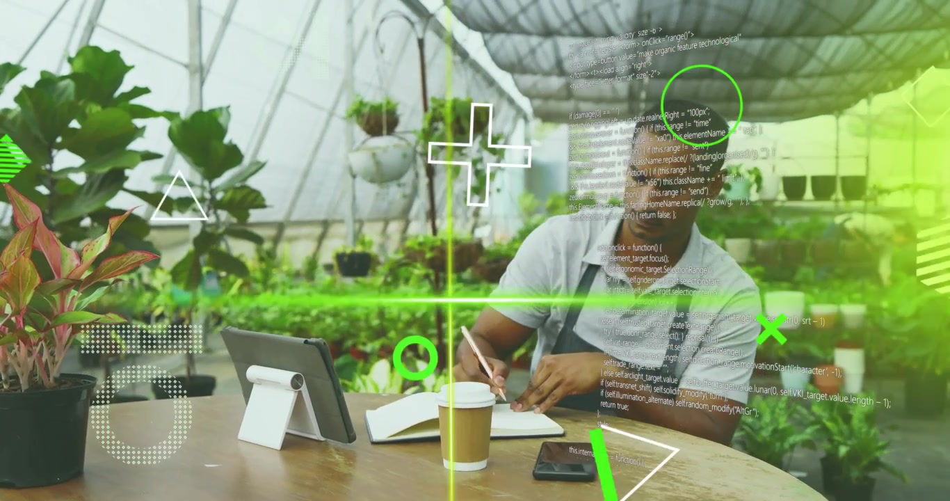 Un tecnico di serra tocca lo schermo di un tablet e annota le metriche delle piante con sovrapposizioni verdi dinamiche.