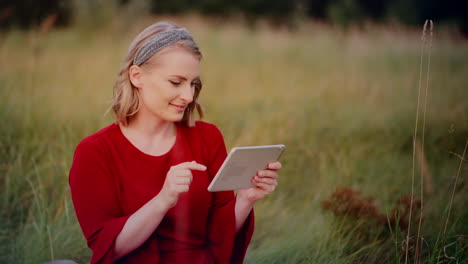 Junge-Lächelnde-Frau,-Die-Draußen-Auf-Digitalem-Tablet-Tippt-5