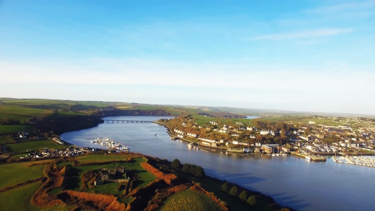 vista aérea del paisaje y el río 4k
