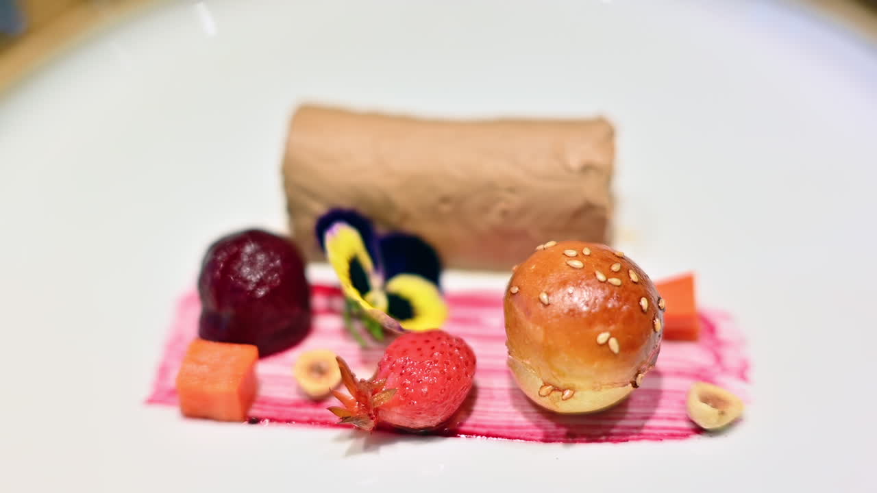イチゴと花を添えた鶏レバーパテ、高級料理。