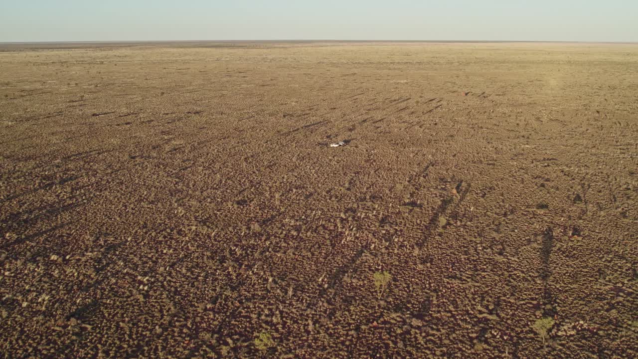 sobrevuelo de drones de dos autos y ajuste de personas