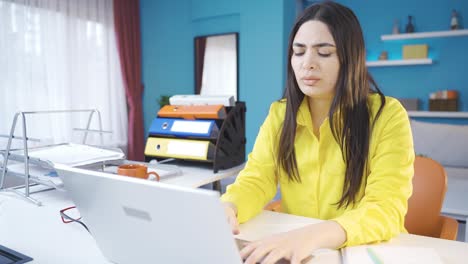 Young-business-woman-working-in-home-office-having-problems.