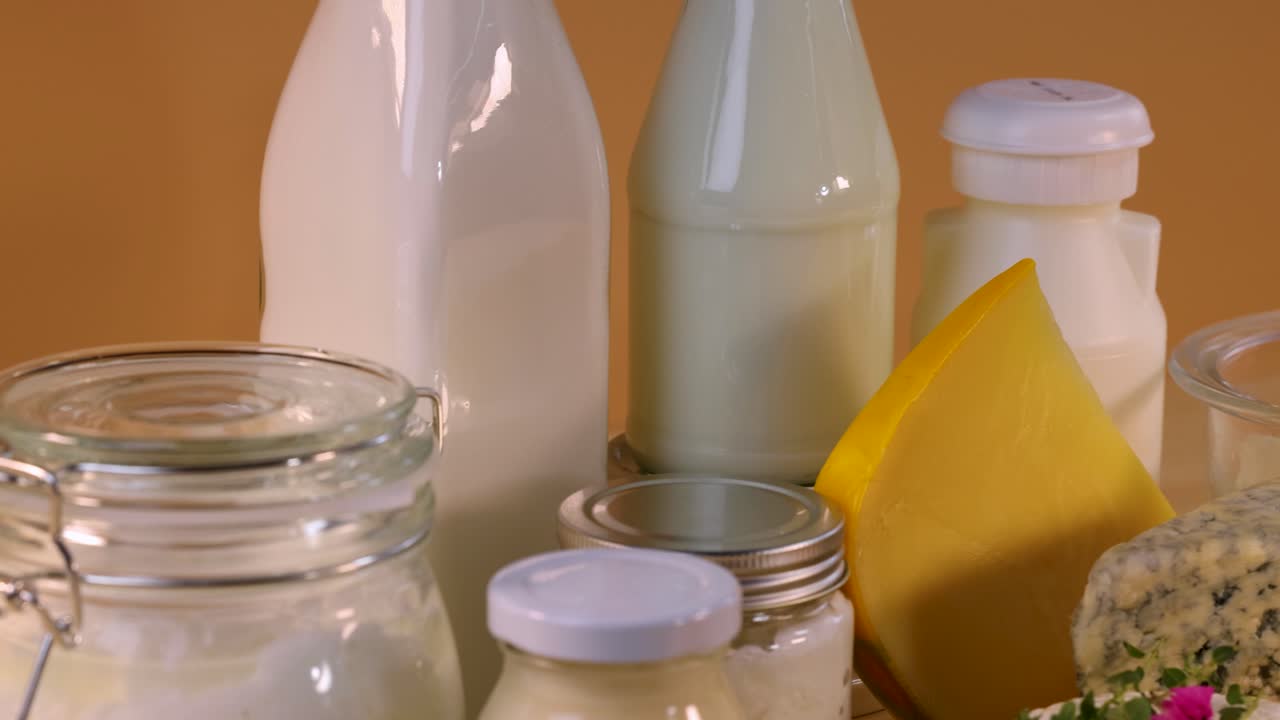 테이블 에 배열 된 여러 가지 유제품