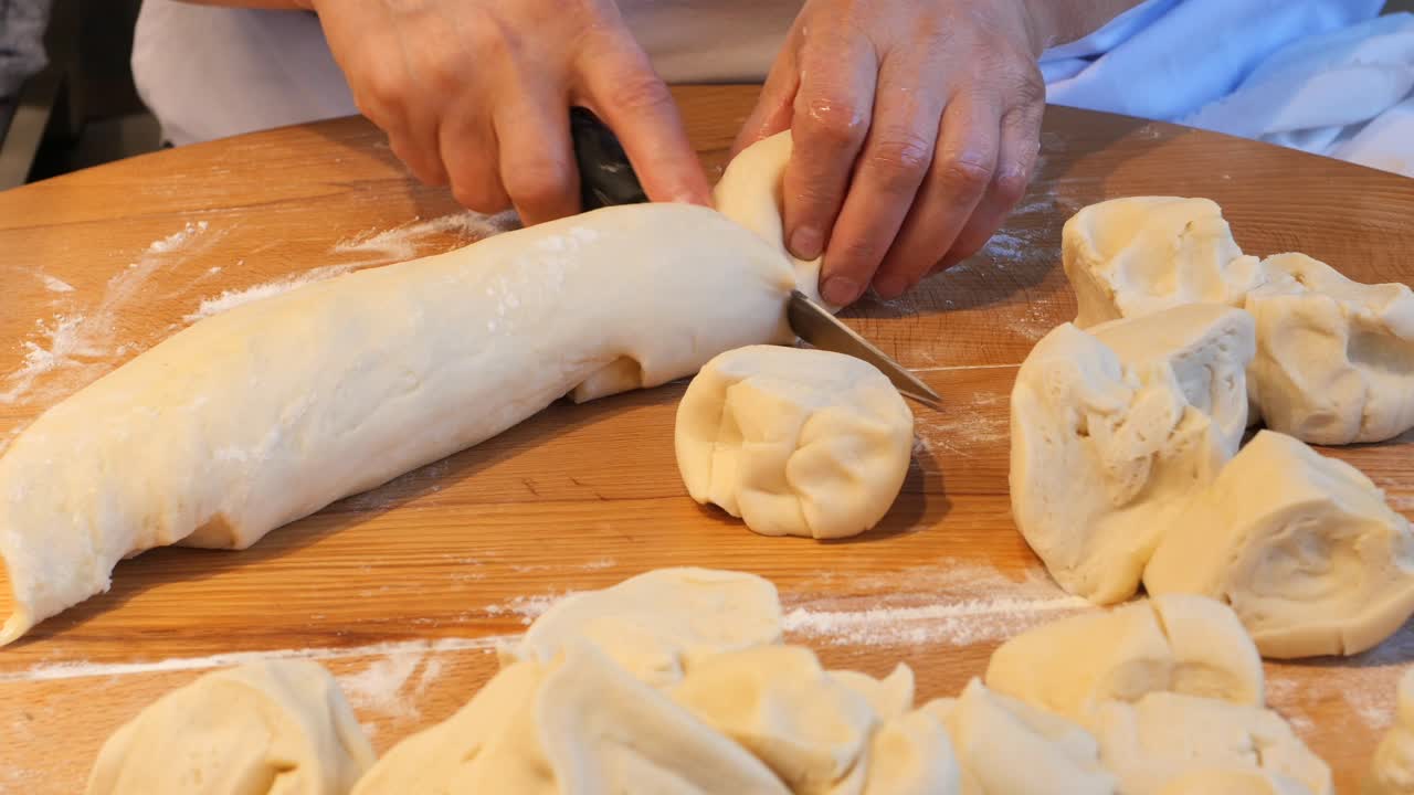 베이킹을 위해 반죽을 준비하는 것