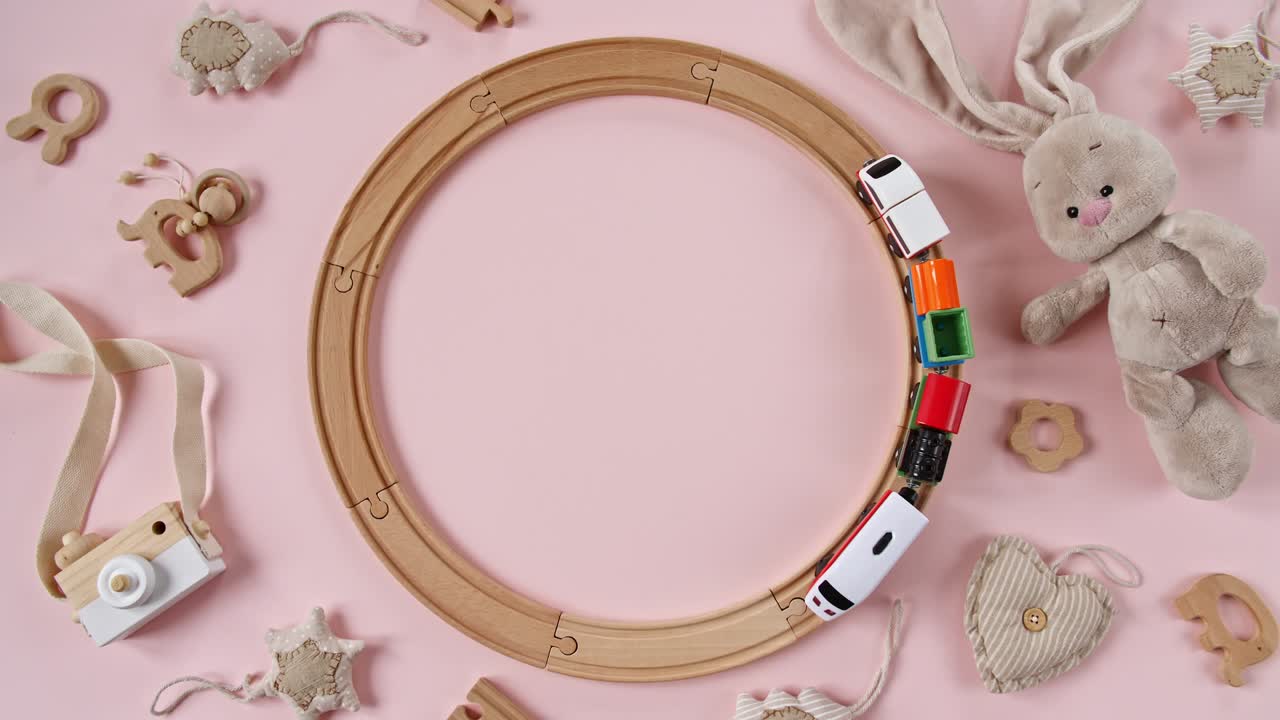 juguete infantil ferrocarril de madera. viaje en tren de juguete a lo largo del ferrocarril de anillo. juguetes educativos para niños. vista superior. espacio de copia