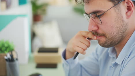 hombre confiado pensando en la oficina