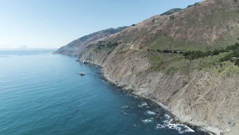 Antena-Que-Se-Eleva-Lentamente-De-La-Autopista-De-La-Costa-Del-Océano-Pacífico,-La-Autopista-1,-En-California,-EE.UU.