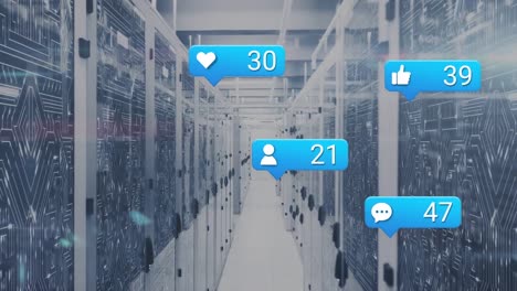 animación de iconos de redes sociales y conexiones de microprocesador contra la sala de servidores de la computadora.