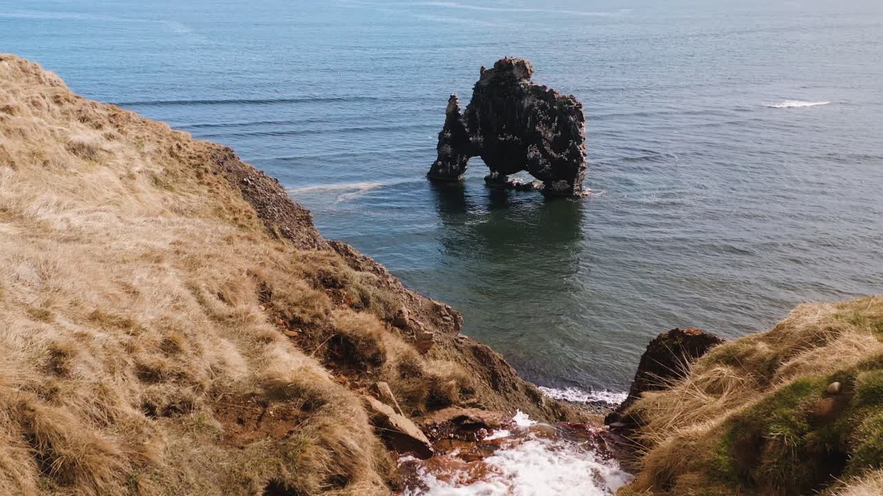 Voando sobre a formação rochosa marinha Hvítserkur na costa leste da Península de Vatnsnes, noroeste da Islândia