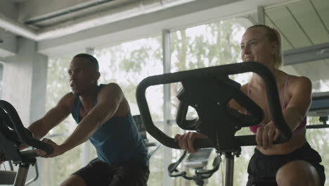 Vista-Cercana-De-Una-Monitora-Caucásica-Y-Un-Atlético-Hombre-Afroamericano-En-El-Gimnasio.