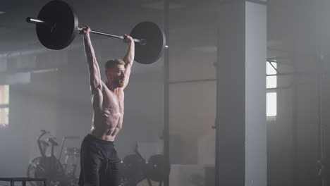 Cámara-Lenta-Del-Atleta-De-Crossfit-Realiza-Limpieza-Y-Tirón.-Joven-Haciendo-El-Ejercicio-De-Levantamiento-De-Pesas-Limpio-Y-Tirón-En-El-Gimnasio.