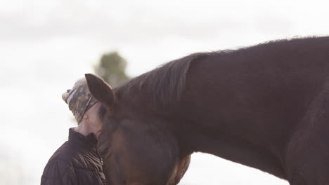 Una-Mujer-Recibe-Apoyo-Emocional-De-Un-Caballo-Castaño-Durante-Una-Terapia-Asistida-Por-Equinos