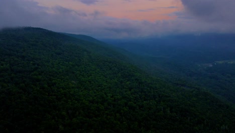 Imágenes-De-Video-De-Drones-Aéreos,-Nublados-Y-Brumosos-Del-Anochecer-En-Las-Montañas-Apalaches,-Durante-El-Verano,-Con-El-Resplandor-De-La-Puesta-De-Sol-Todavía-En-El-Fondo