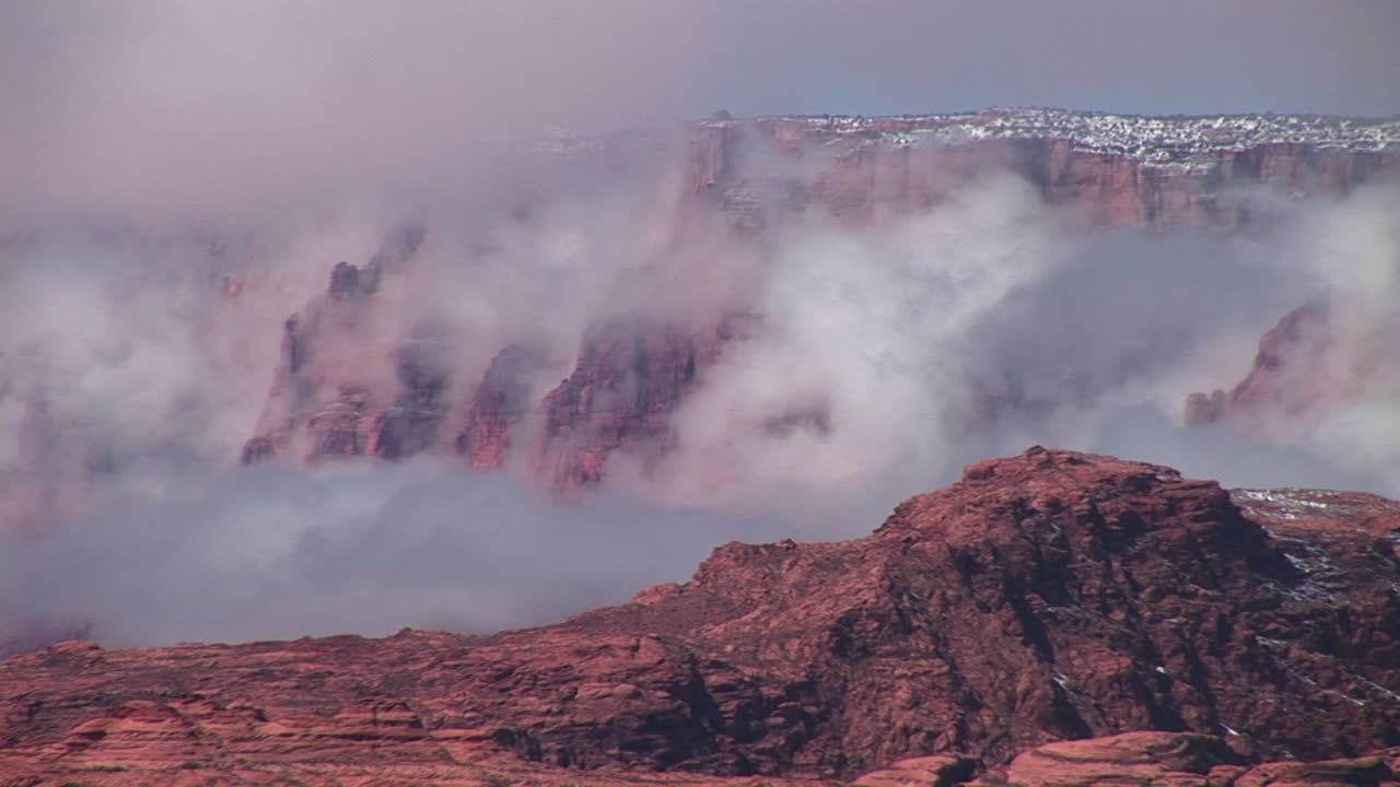 아리조나 파웰 호수 주변의 절벽을 천천히 감싸고 있는 안개의 미디엄샷