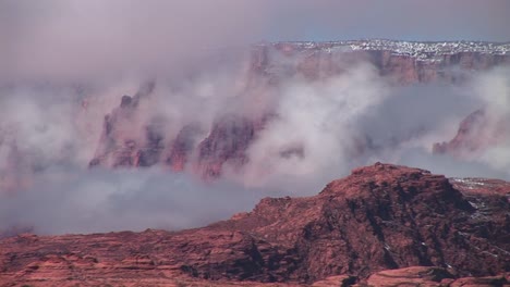 Mediumshot-De-Niebla-Que-Envuelve-Lentamente-Los-Acantilados-Alrededor-Del-Lago-Powell,-Arizona