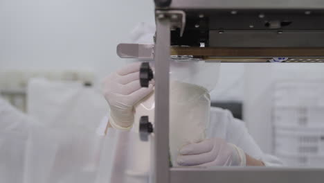 inserción de bolsas de plástico con polvo blanco en la máquina de línea de producción de sellado, porcionado y envasado de harina