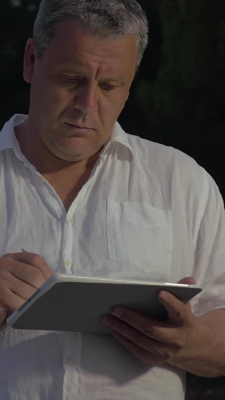 hombre usando una tableta