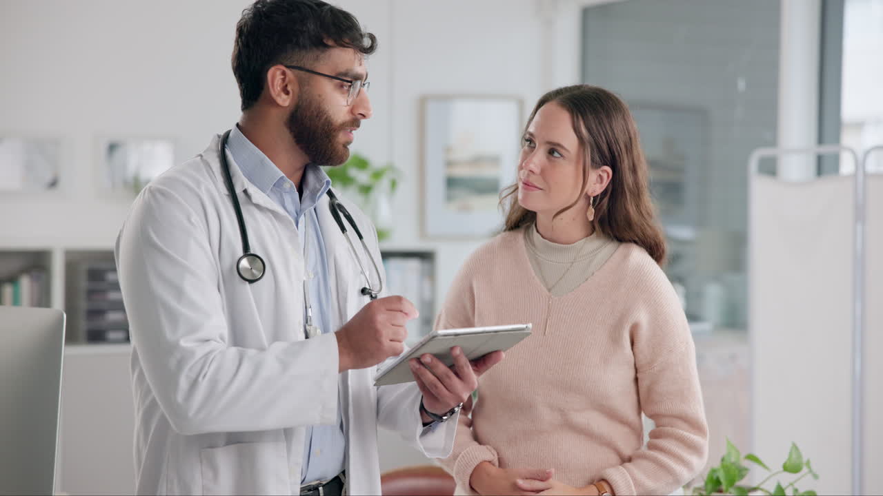 el médico consulta a un paciente