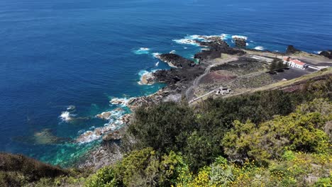 포르투갈의 조아오 에 있는 폰타 다 페라리아 (ponta da ferraria) 는 거친 해안선과 푸르키즈색 물을 보여줍니다.
