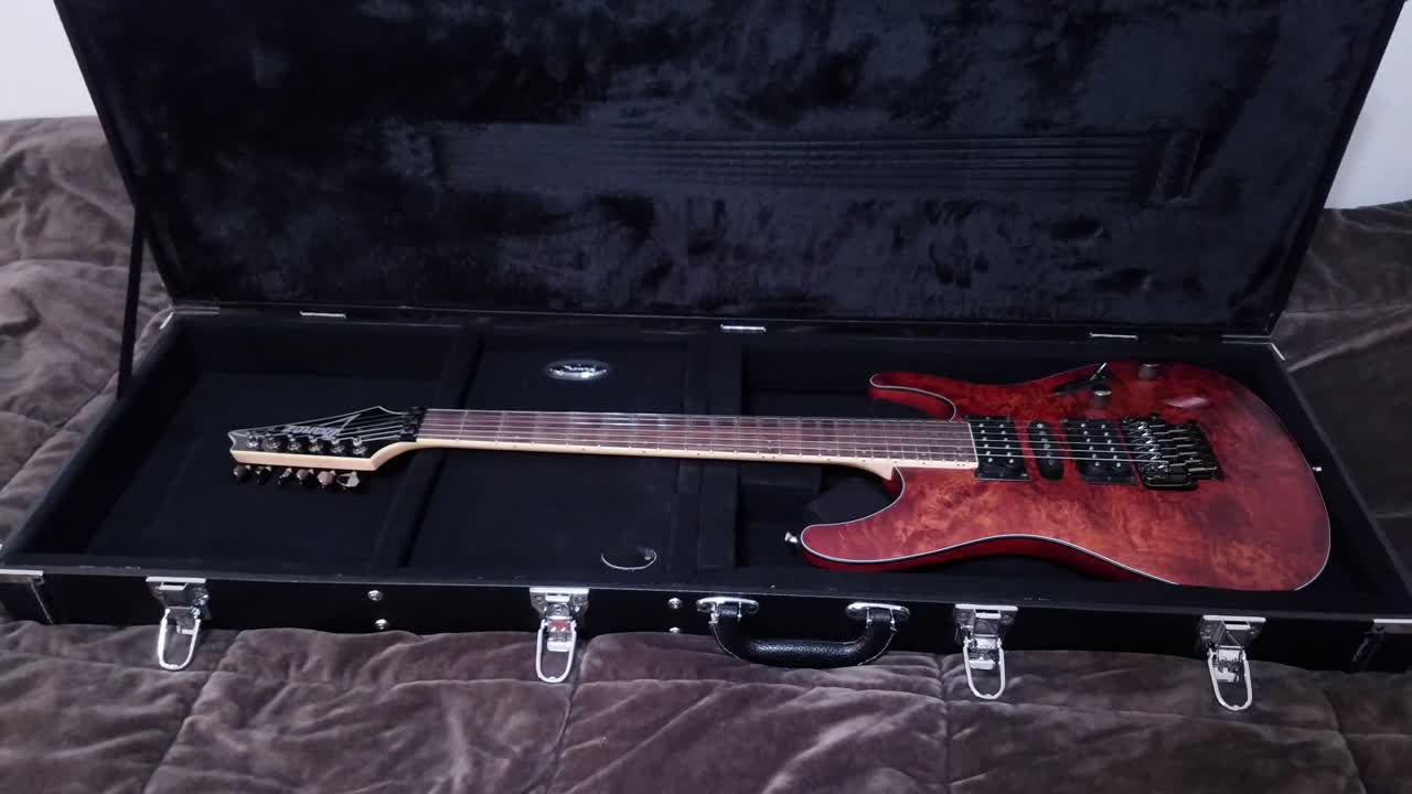 paneo lento hacia arriba para revelar una hermosa guitarra eléctrica sentada en un estuche de guitarra