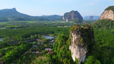 paisaje de las montañas rocosas de krabi cliff