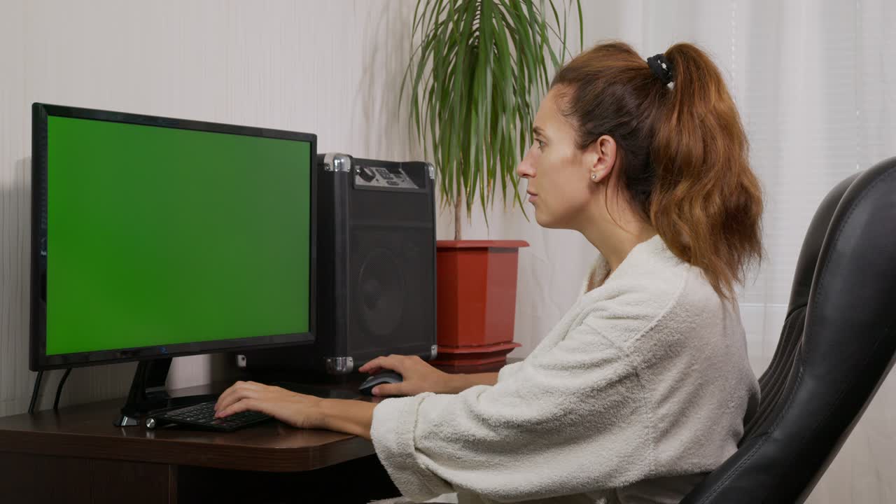 de una mujer escribiendo en el teclado de la computadora portátil con pantalla verde, trabajando desde casa, persona de la oficina en el hogar usando una computadora portatil con pantalla verde de la llave de croma.