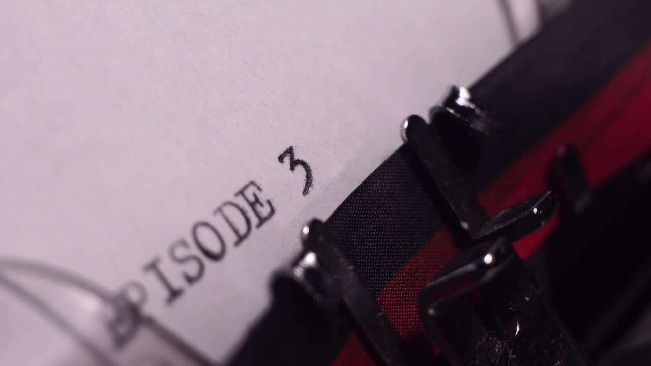 episodio 3, escribiendo en papel blanco en una máquina de escribir de época, escribiendo un guión, de cerca