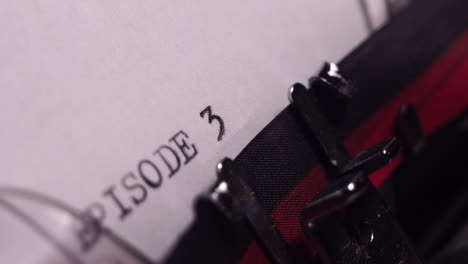 episodio 3, escribiendo en papel blanco en una máquina de escribir de época, escribiendo un guión, de cerca