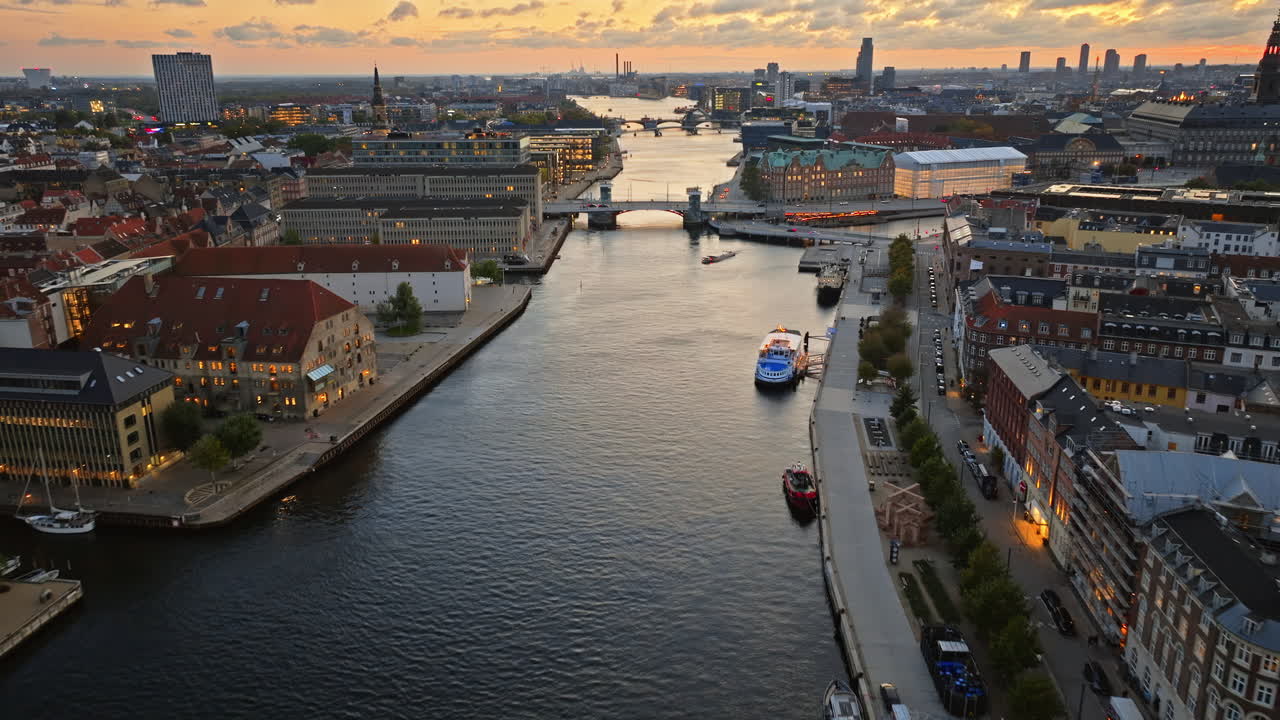 Luftdronebillede af Børsen i København, Danmark om natten