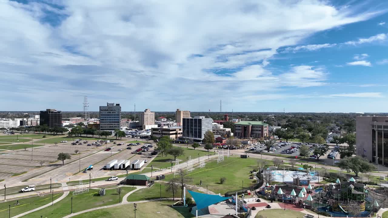 Vista aerea degli edifici del centro a Lake Charles, Louisiana