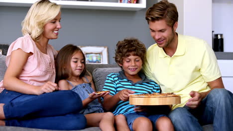 Familia-Comiendo-Pizza-Juntos