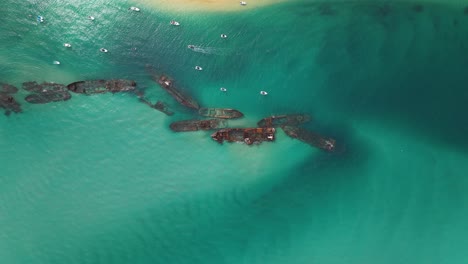 Destino-Turístico:-Naufragios-De-Tangalooma-Isla-Moreton-Australia,-Antena-Alta