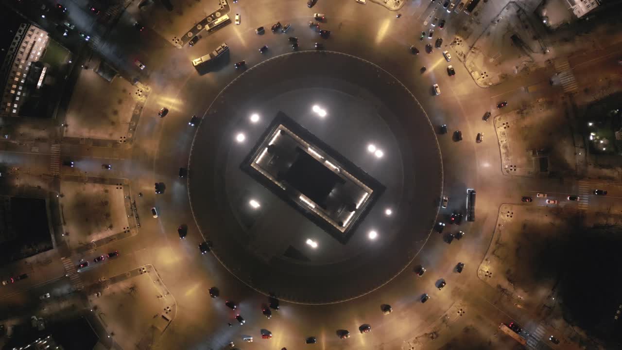 una toma única e inusual del arco del triunfo en la noche de parís.